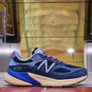 نمای جانبی کفش New Balance 990 ی با زیره مقاوم