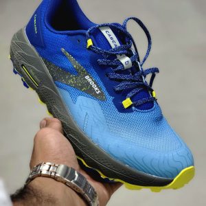 نمای جانبی کفش Brooks Cascadia 17 با زیره ضدسایش و ضدلغزش