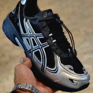 نمای جانبی کفش ASICS Kahana TR V4 با زیره دندانه‌دار ضدلغزش