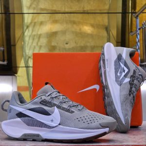 نمای جانبی Nike Pegasus Trail 5 با فوم ReactX