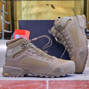 تصویر بوت The North Face مدل SOUKUU با رنگ خاکی و استایل ماجراجویانه