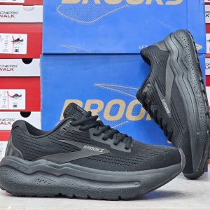نمای نزدیک زیره کفش Brooks Glycerin Max 2 با جذب ضربه بالا