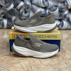 "کفش اسکیچرز Slip-Ins مدل Aero Burst  ، رنگ قهوه‌ای با کفی سفید و زیره نارنجی