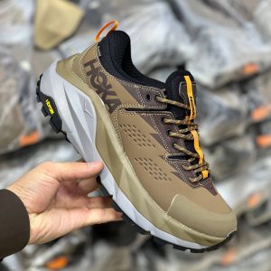 Hoka Kaha Waterproof با چسبندگی قوی زیره ویبرام در مسیرهای سخت