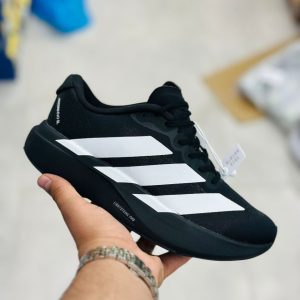 کفش آدیداس Evo SL مشکی و سفید روی سطح شهری