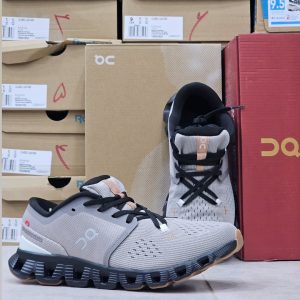 کفش On Cloud X 4 در حالت دویدن، نشان‌دهنده بازگشت انرژی و راحتی