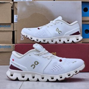 کفش On Cloud X 4 کنار لوازم ورزشی، نمایش سبک زندگی فعال و شهری