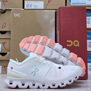 کفش On Cloud X 4 در محیط شهری و پیاده‌روی، نشان‌دهنده کاربرد روزمره
